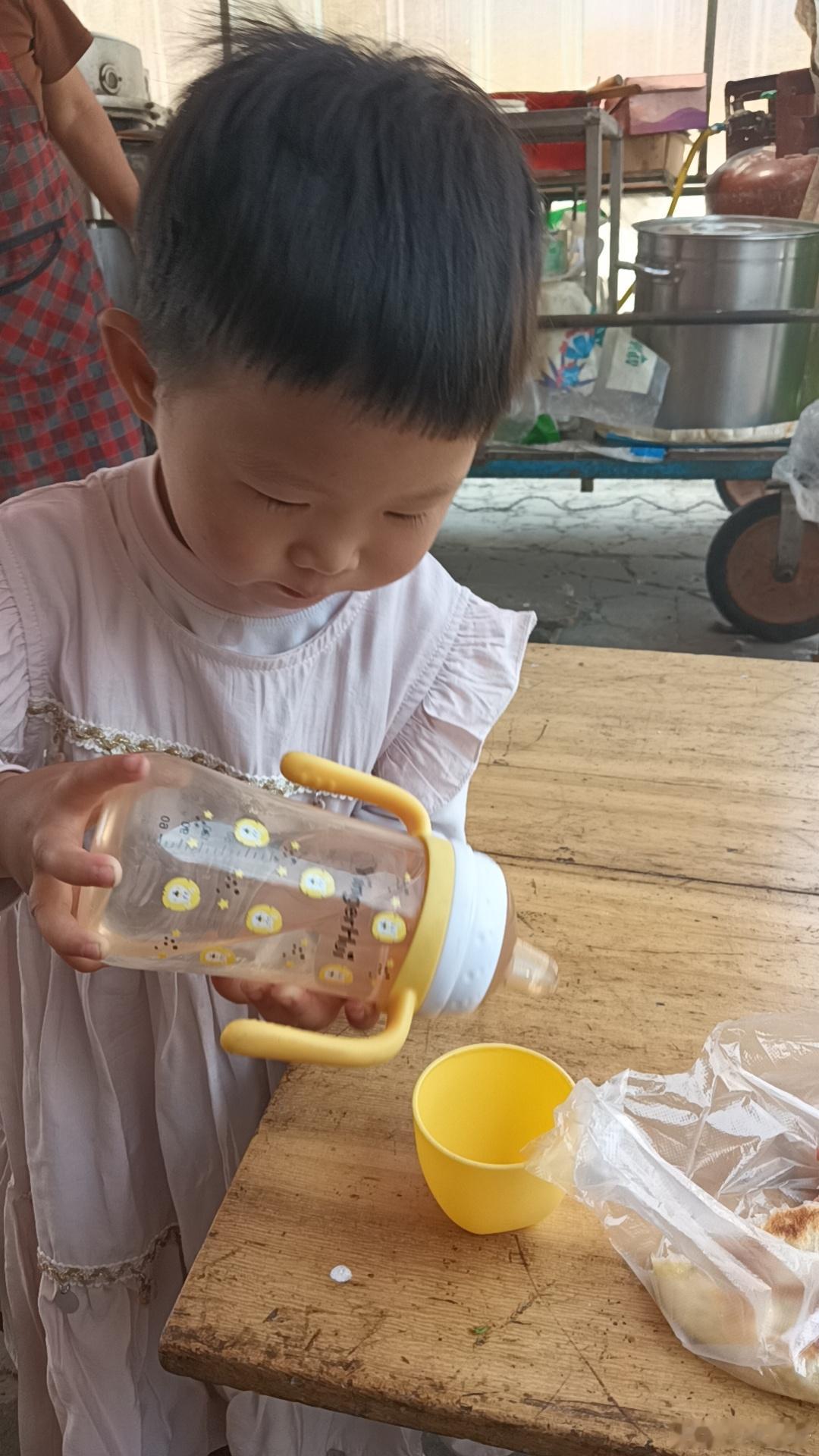 接了，老师这个行为不知道是什么意思……我去接小圆儿，我直接走进去在窗口那看一看，