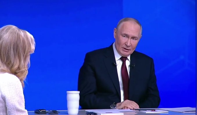 普京称俄军完全掌握战略主动权 并朝多个方向推进据新华社，俄罗斯总统普京19日在莫