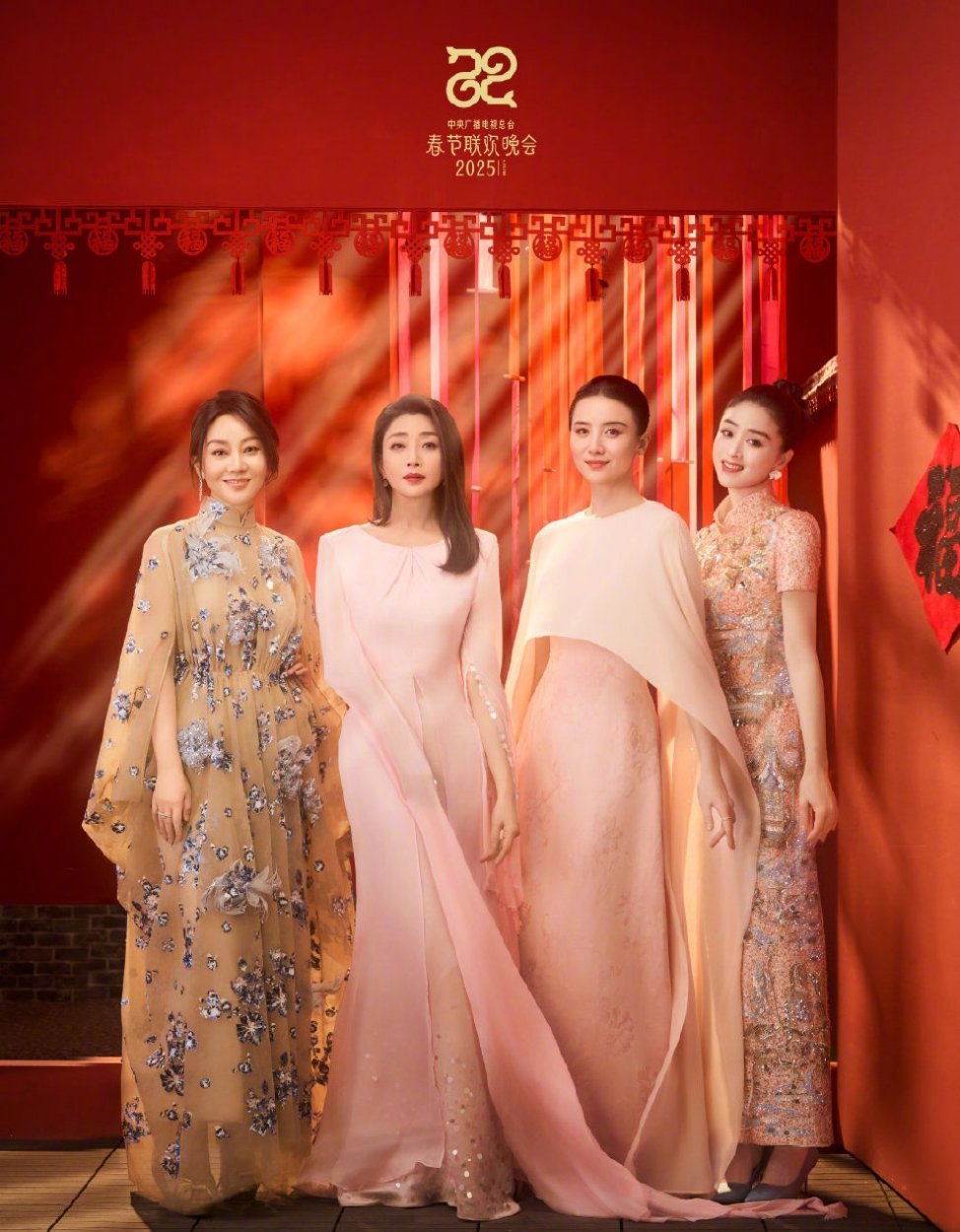 央视春晚四大美女 央视春晚的美女根本看不完，美女的旁边还是美女 