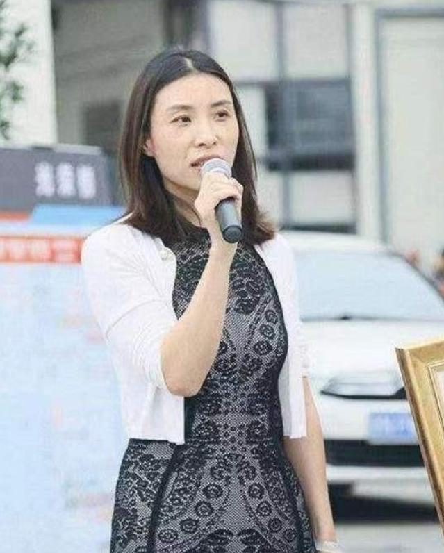 1998年底，申通鼻祖聂腾飞，25岁因车祸离世，妻子却嫁给了聂腾飞的司机，并在申
