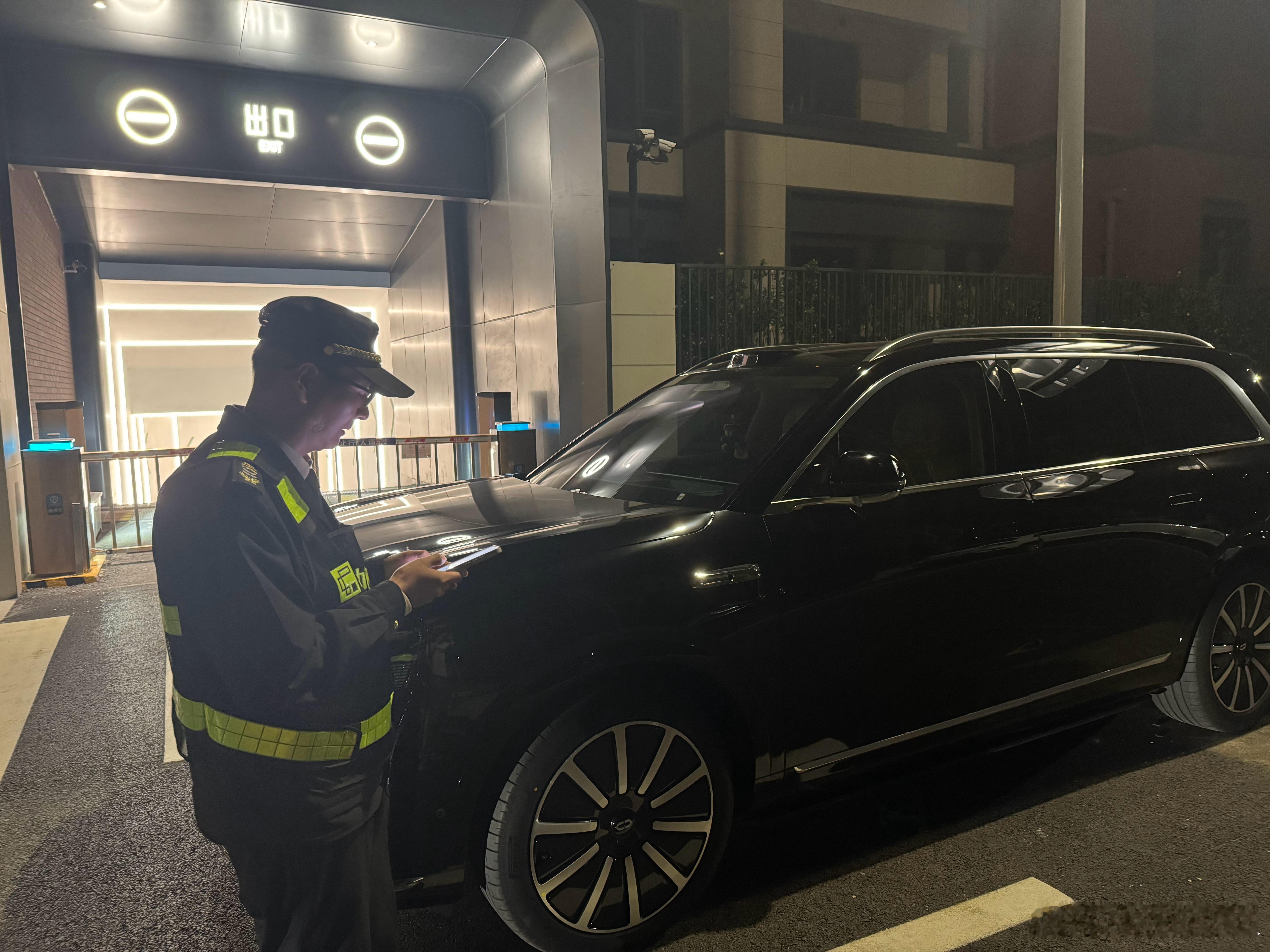 小区车库出口乱停车的，把出口堵住了，保安找不到车主。贵车不代表素质就好，这属于普