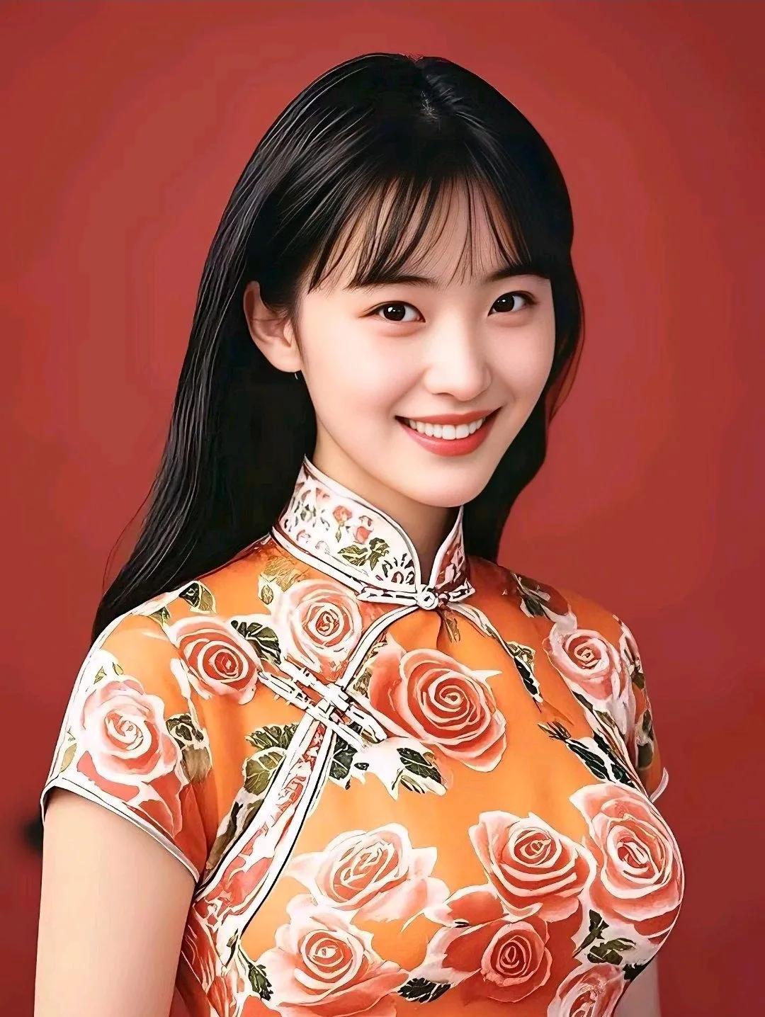 甜美少女，穿着复古旗袍，绽放迷人笑容。