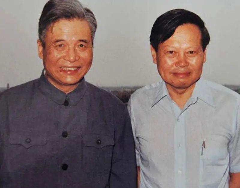1986年邓稼先病重，老友杨振宁到医院探望。闲聊中谈到了国家给科学家发奖金的事，