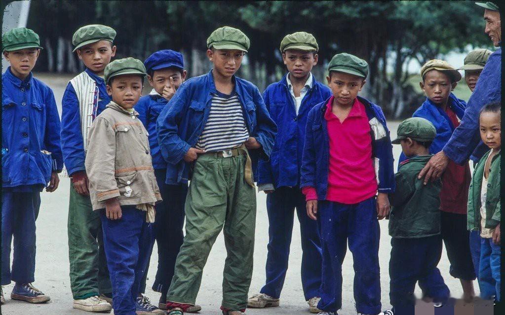 老照片欣赏：这是上世纪八十年代中囯某地一群质朴的少年儿童的合影照片！

照片中最