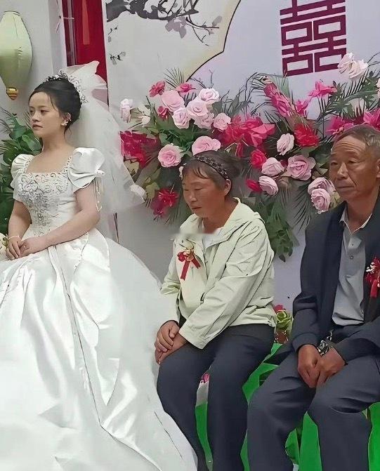 看到这一幕好心酸，以父母这样的条件，有必要搞这么隆重的婚礼吗？ 