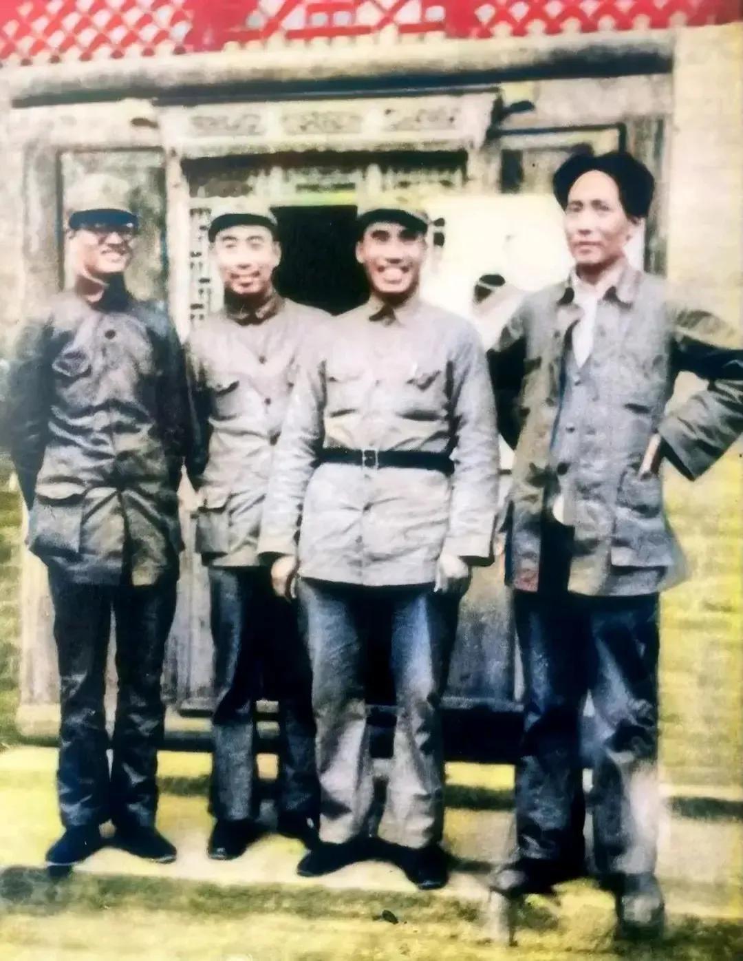 🙏请停留几秒，为伟人点个赞送朵花💐
《毛主席健康又伟大》
在湖南的山水间，伟