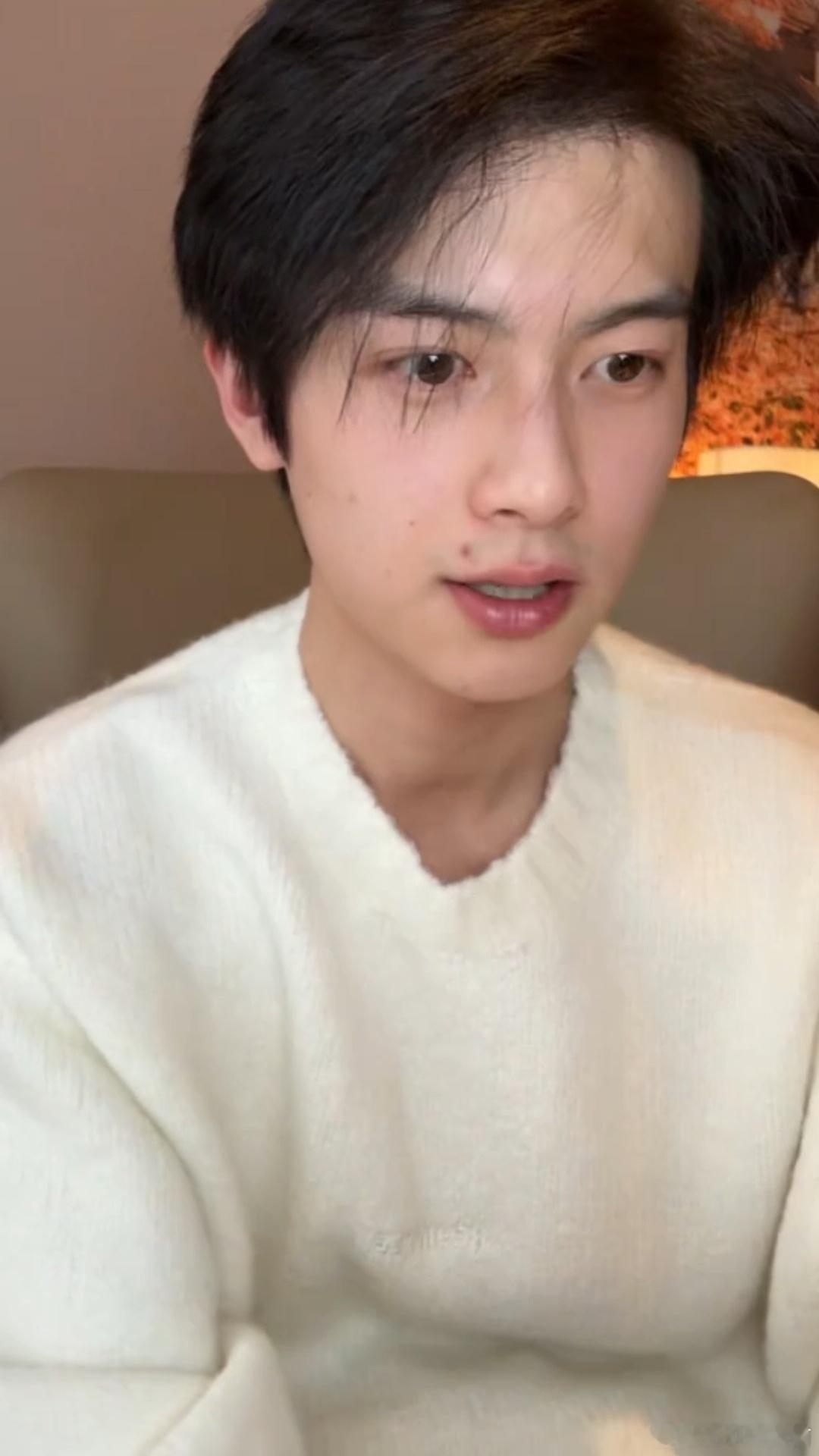 陈鹤一素颜直播帅成这样 我们鹤一素颜也是非常帅气的 