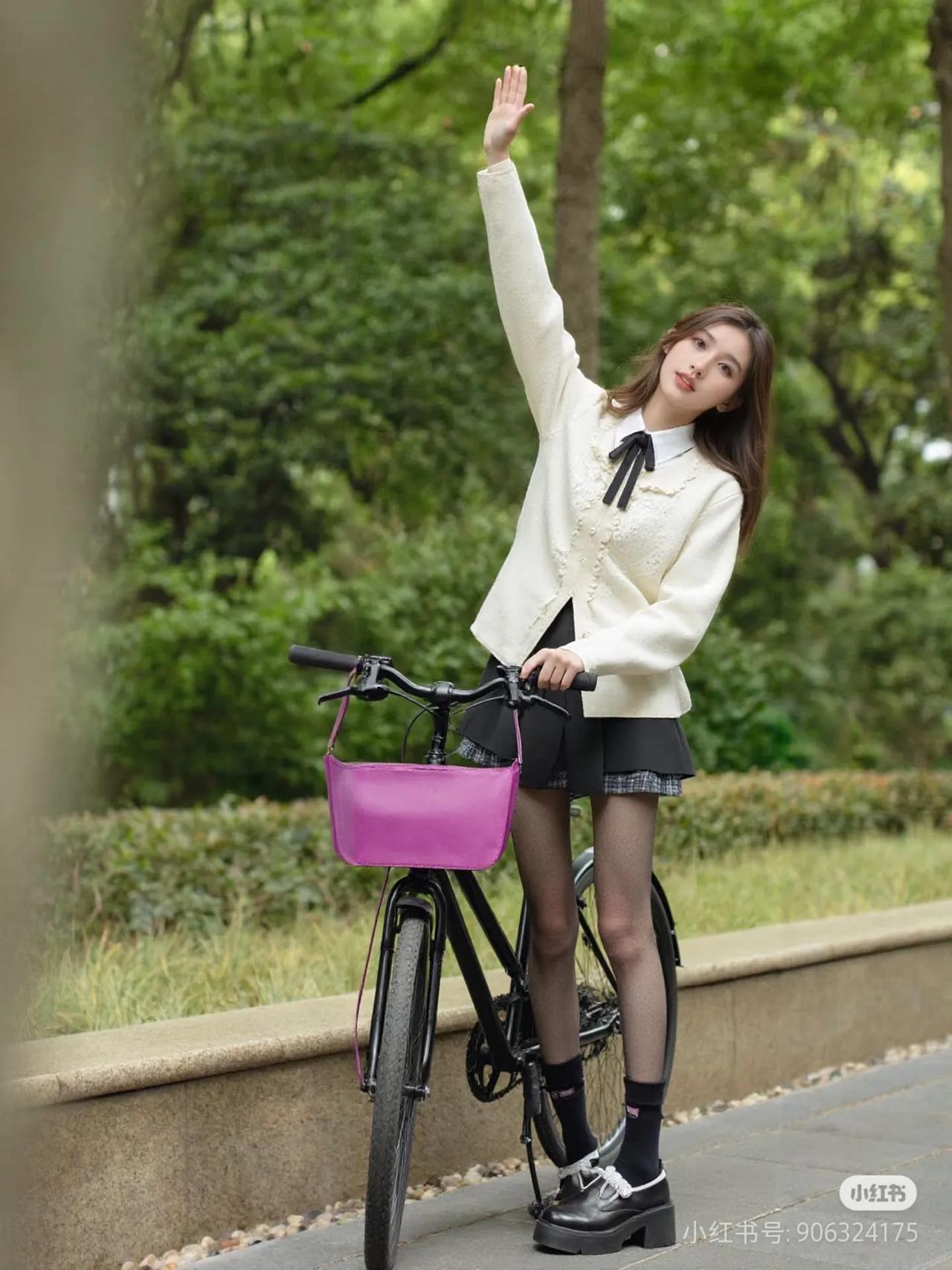 少女心满满，骑着粉色小车，挥手微笑，元气满满的一天！街拍 高清美女