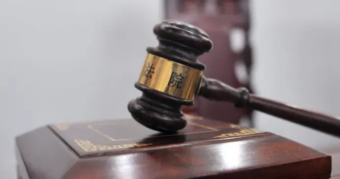 共享单车突发故障导致骑行者摔伤，责任由谁承担？