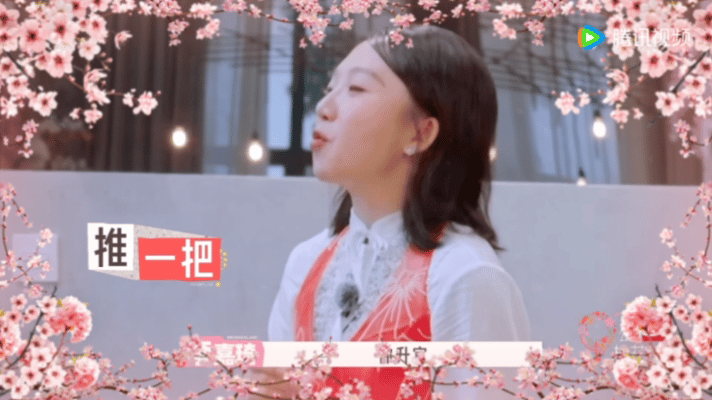 徐若晗急得直捂彭冠英的嘴🎬影视剧名场面爆笑出圈，佛系人设的徐若晗躲不开升职，彭