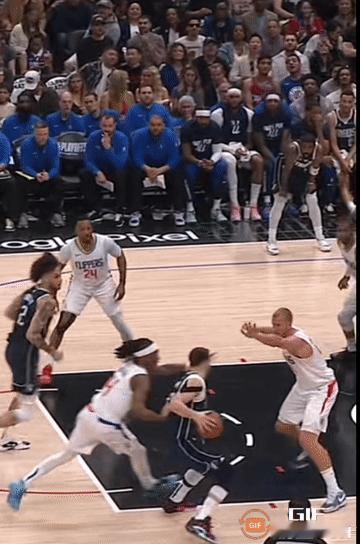 球鉴东季奇篮下打成2+1。
篮球🏀：这一球可否只判为犯规？