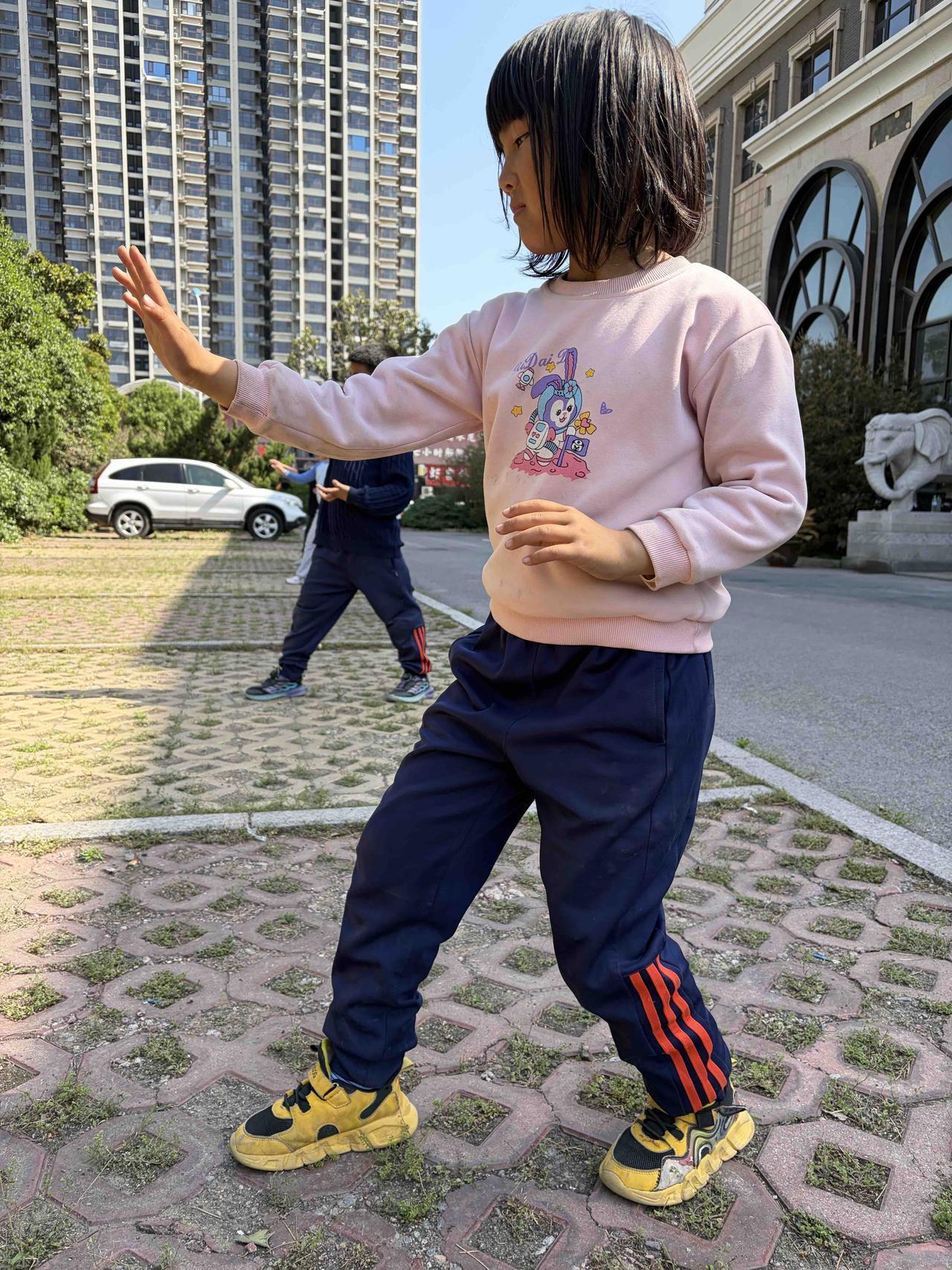 周末孩子们来练功。形意拳大道至简、朴实无华，无花哨招式，唯靠根基与苦功成才。周末