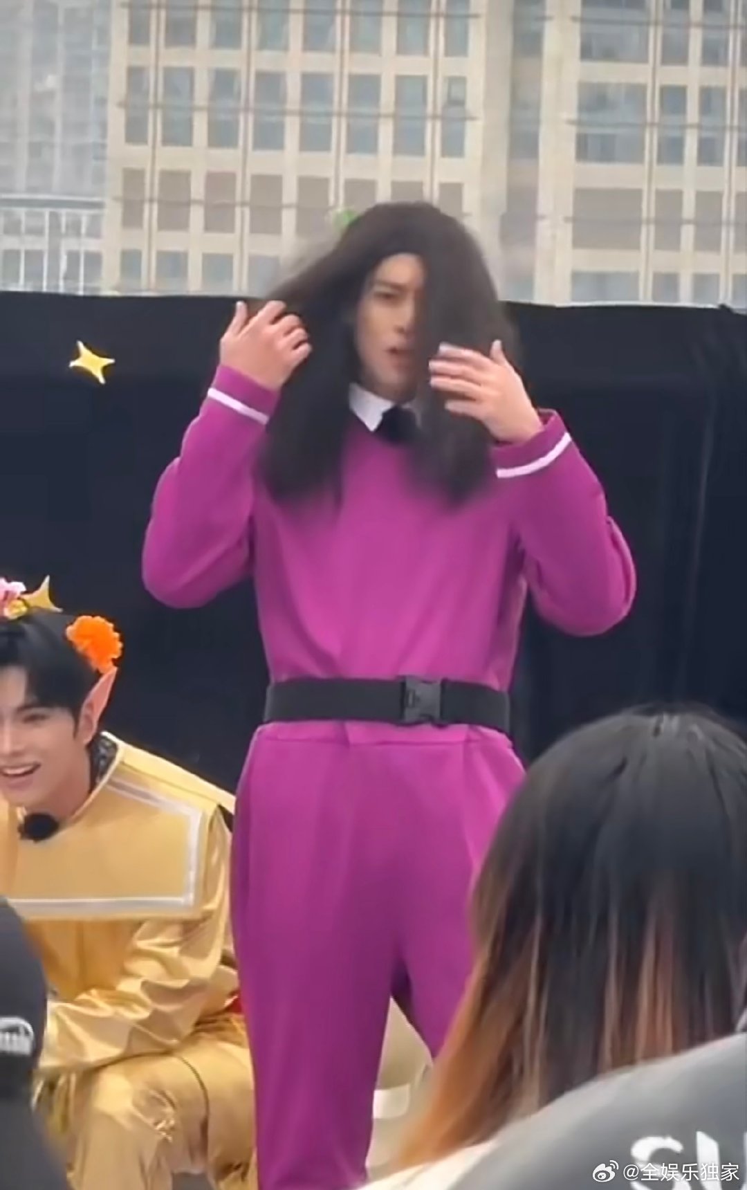 你跟我说这是王鹤棣 谁来管管造型师！王鹤棣紫衣加大波浪，陌生感拉满，想拨开头发帘