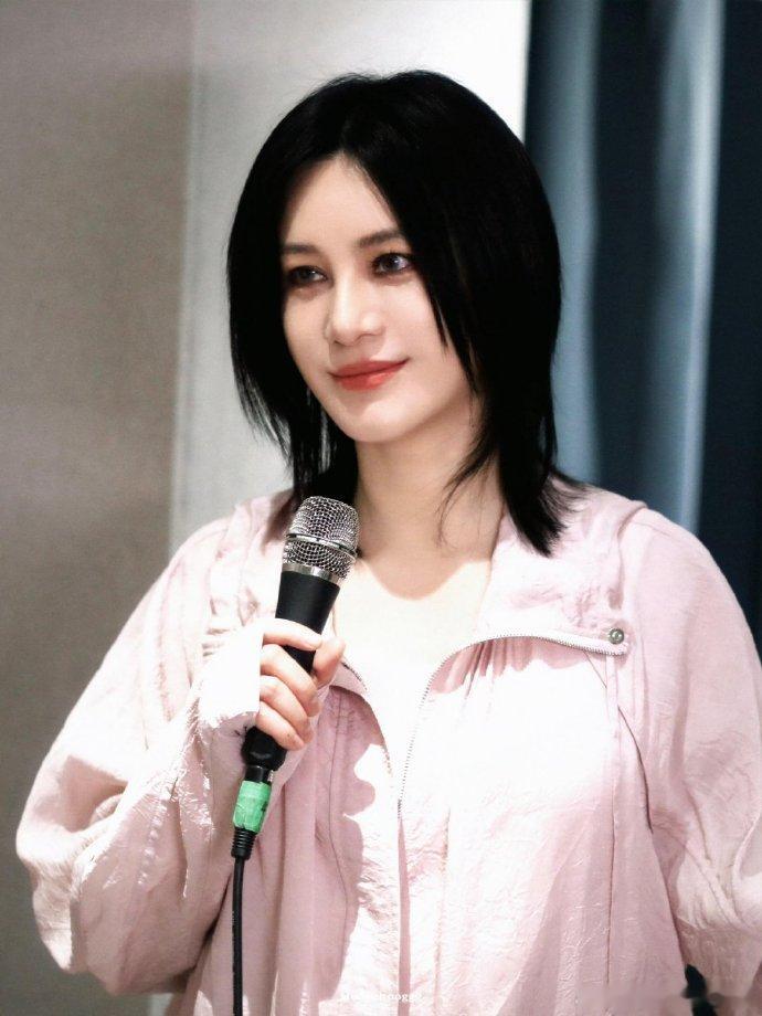 尚雯婕避坑美国租房 真的被三人看店经历笑到，本来被纽约门店木质装潢一眼心动，心里