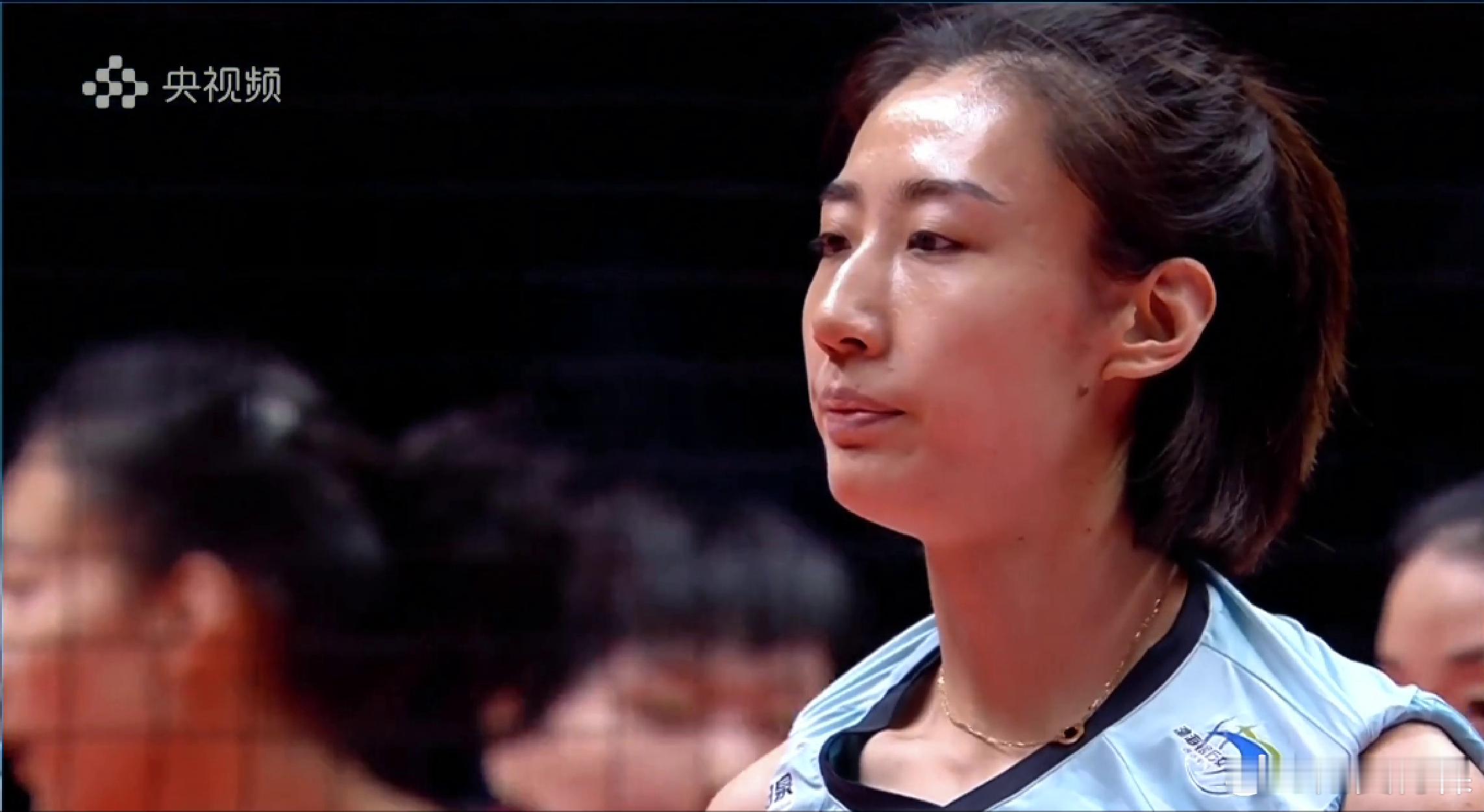 都18-19落后暂停陈方还在说要抓紧去拉开比分你们自己已经乱成粥了不解决问题在落