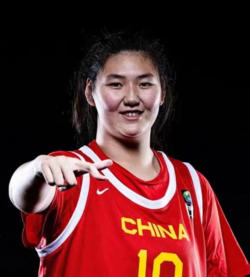 张子宇和刘禹彤的差距！毫无疑问，张子宇是当今世界最高大最壮硕的中锋，但她的能力还