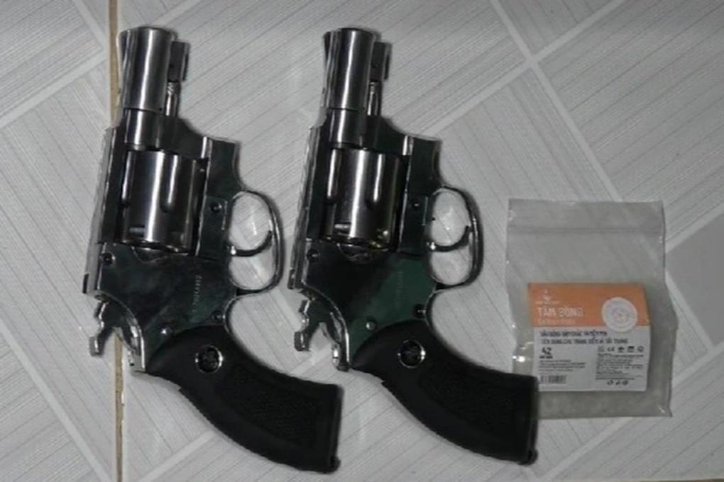 越南警方捣毁毒品网络，缴获左轮枪2支和子弹多发
越南前江警方刚刚破获陈文桑（31