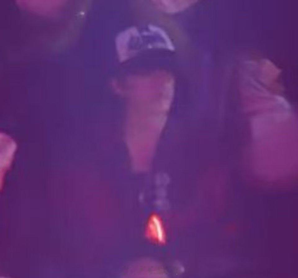 张极又去看张杰演唱会了张极现身张杰演唱会，追星不只是热爱，更是为了学习提升，态度