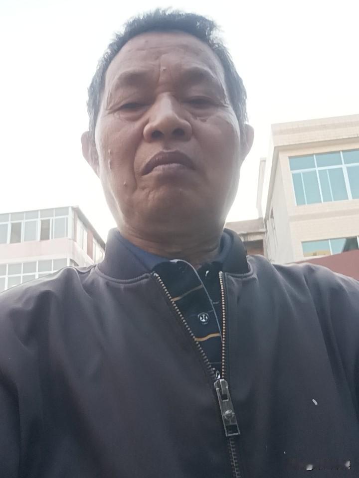 10月5号气温下降还下着雨，6号转晴天，但还有点冷意要穿秋天的衣服。