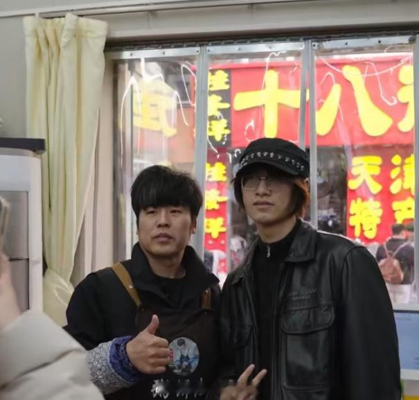 粥饼伦年末请吃饭答谢外卖老客他因外贸酷似杰伦而走红，关键是人家走红之后没有飘，这