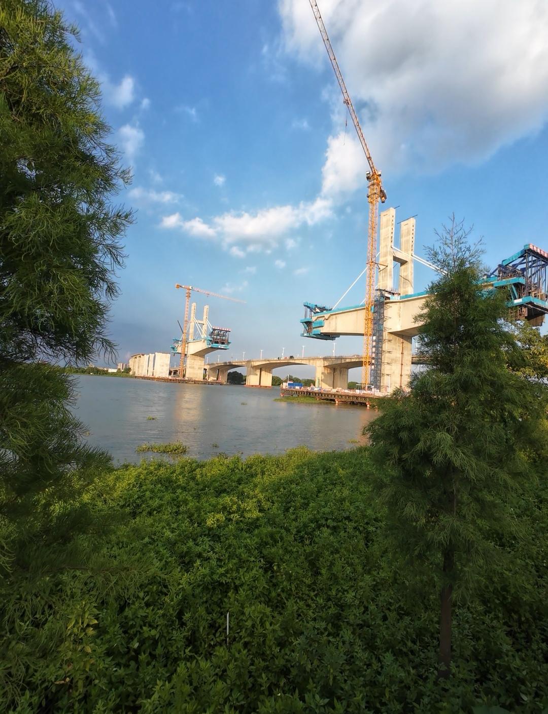 这条正在建设的大桥是粤东城际铁路榕江北河特大桥，于与榕东大桥并列，横跨榕江北河。