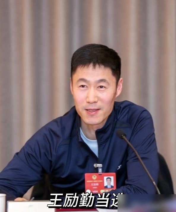 国乒主力被几十部手机堵在厕所里，王励勤终于怒了，下了三条死命令。
 
你以为是追