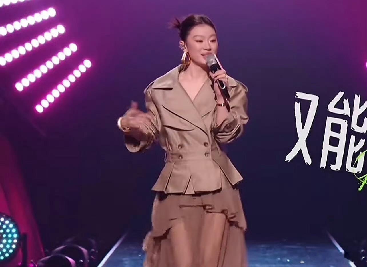 单依纯主持 乐子人上线了，单依纯这种喝高了的状态确实很能调动气氛，松弛的性感，谁