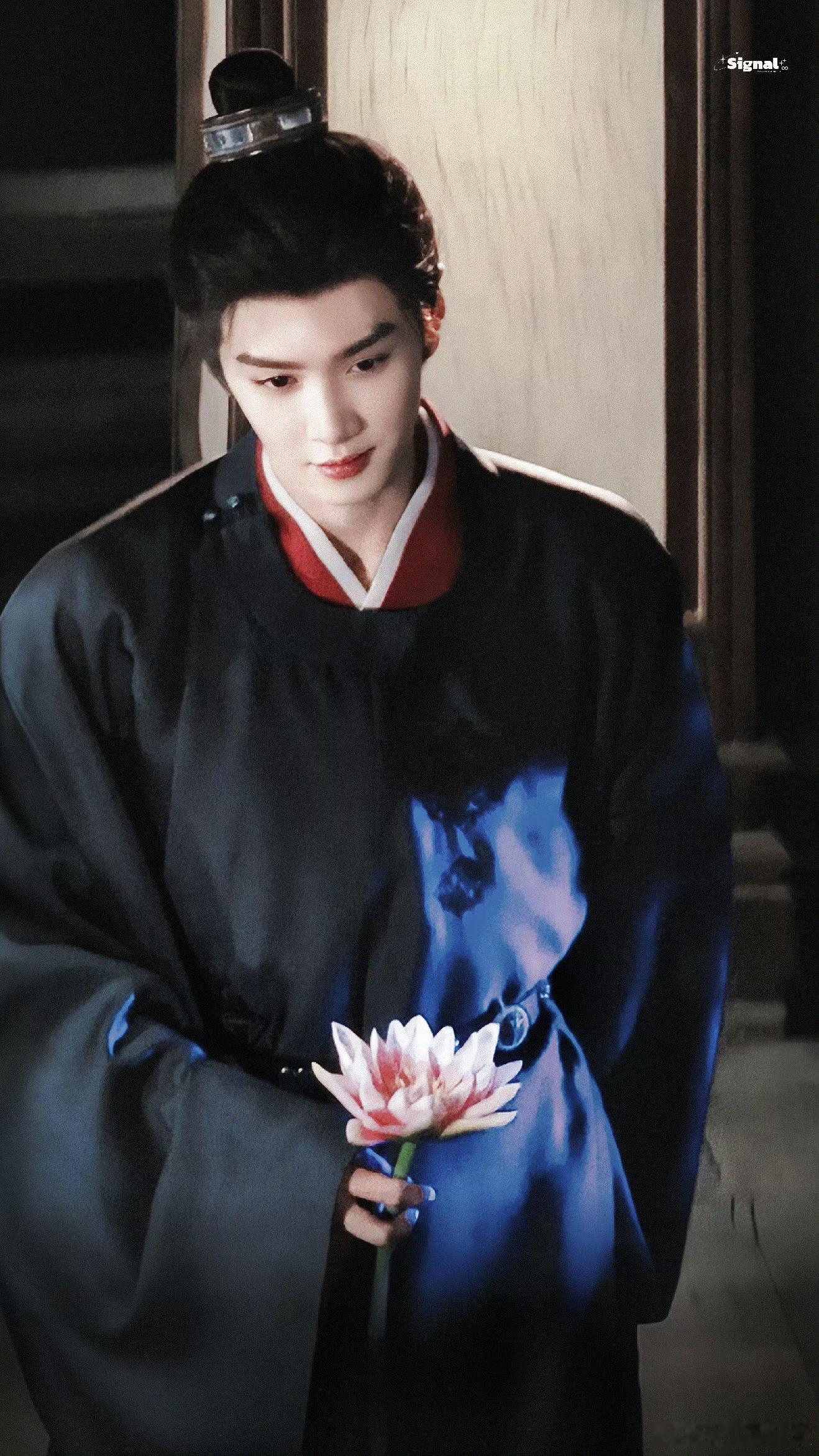 陈哲远敖炽发来一条520简讯:520快乐🌷 