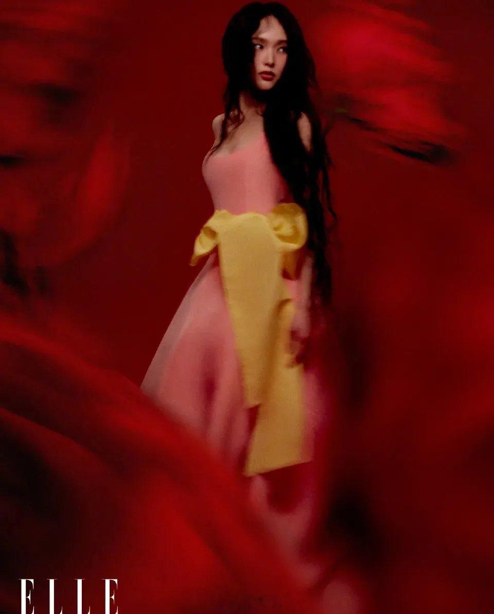 唐嫣最新杂志出来了，好复古的美感[送花花] ​​​