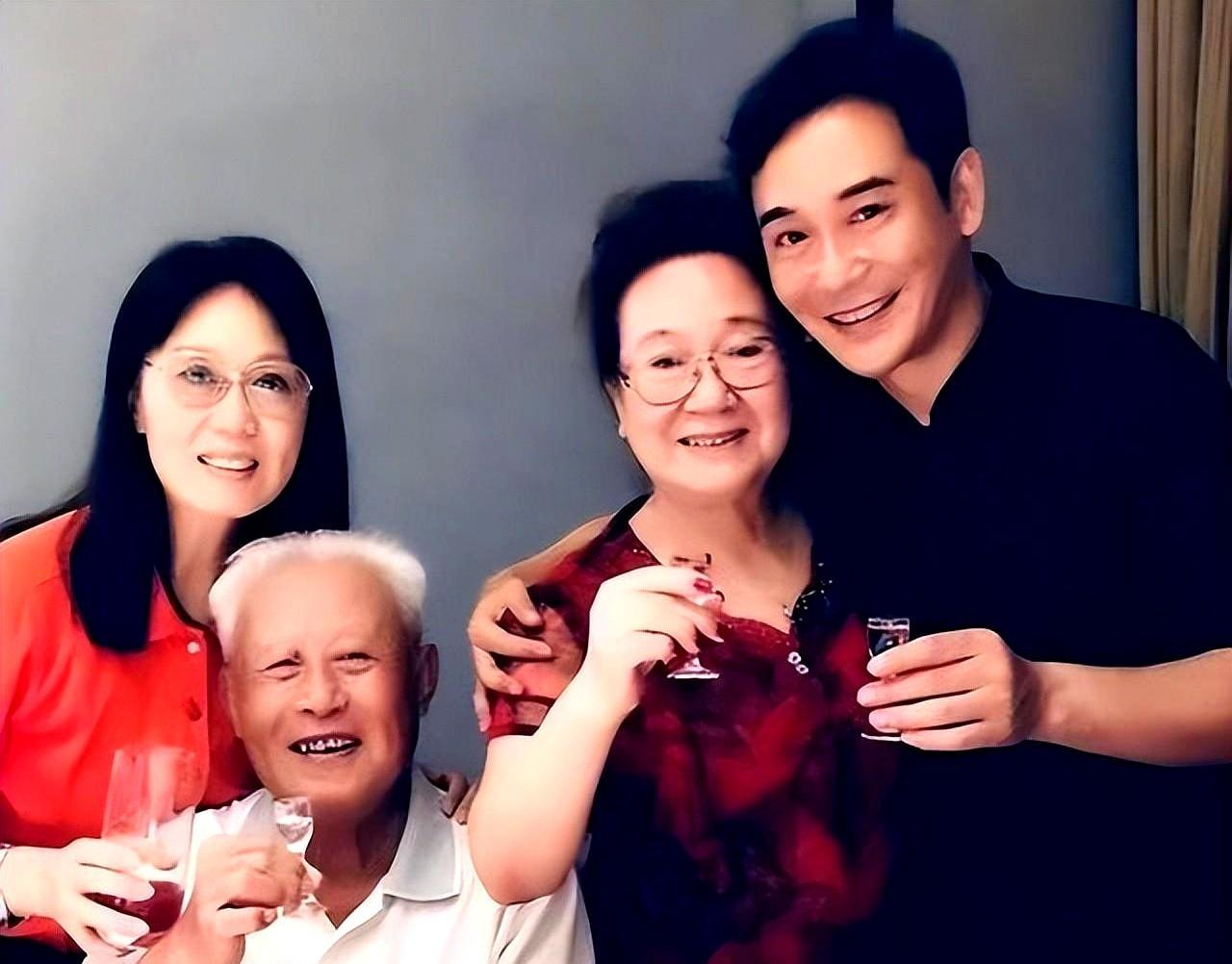 “终于把她熬老了”，64岁吴琼再穿婚纱，小15岁丈夫蹲地为她理裙摆。
 
镜头外