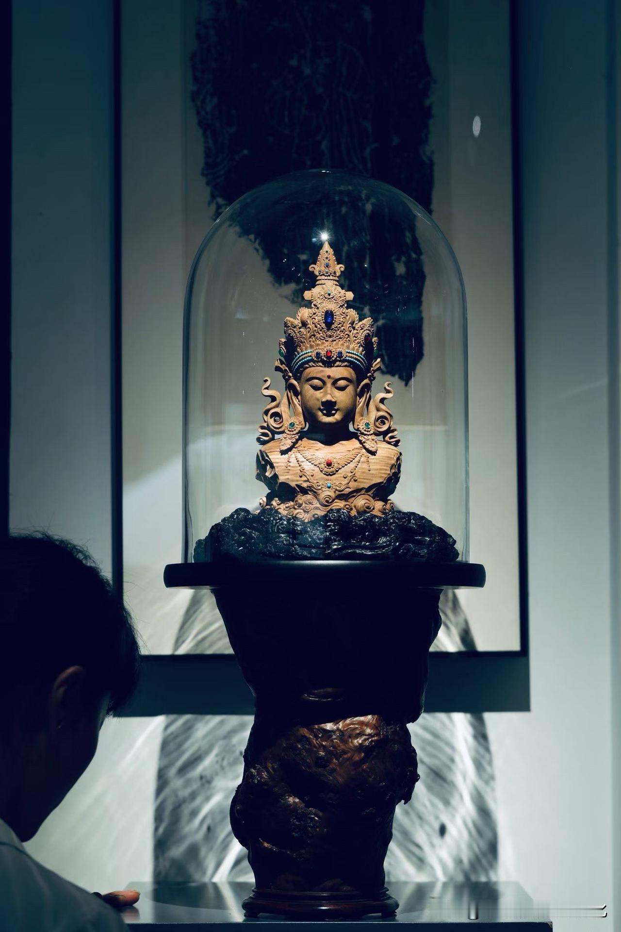 一张好的面容，不必繁复，便足以让人驻足。

老山檀深沉温润，经过清刀细细刻画，丰