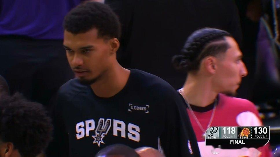 太阳终结马刺开赛5连胜！目前联盟仅剩雷霆还没输球，7-0。布克28分13助攻，卡