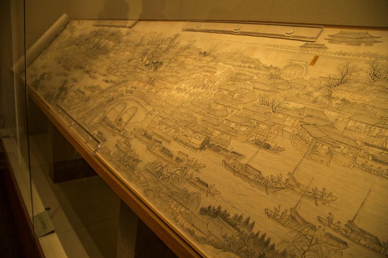 康熙的历史功绩整体大于乾隆。康熙平定三藩、收复台湾、驱逐沙俄、平定准噶尔叛乱，奠