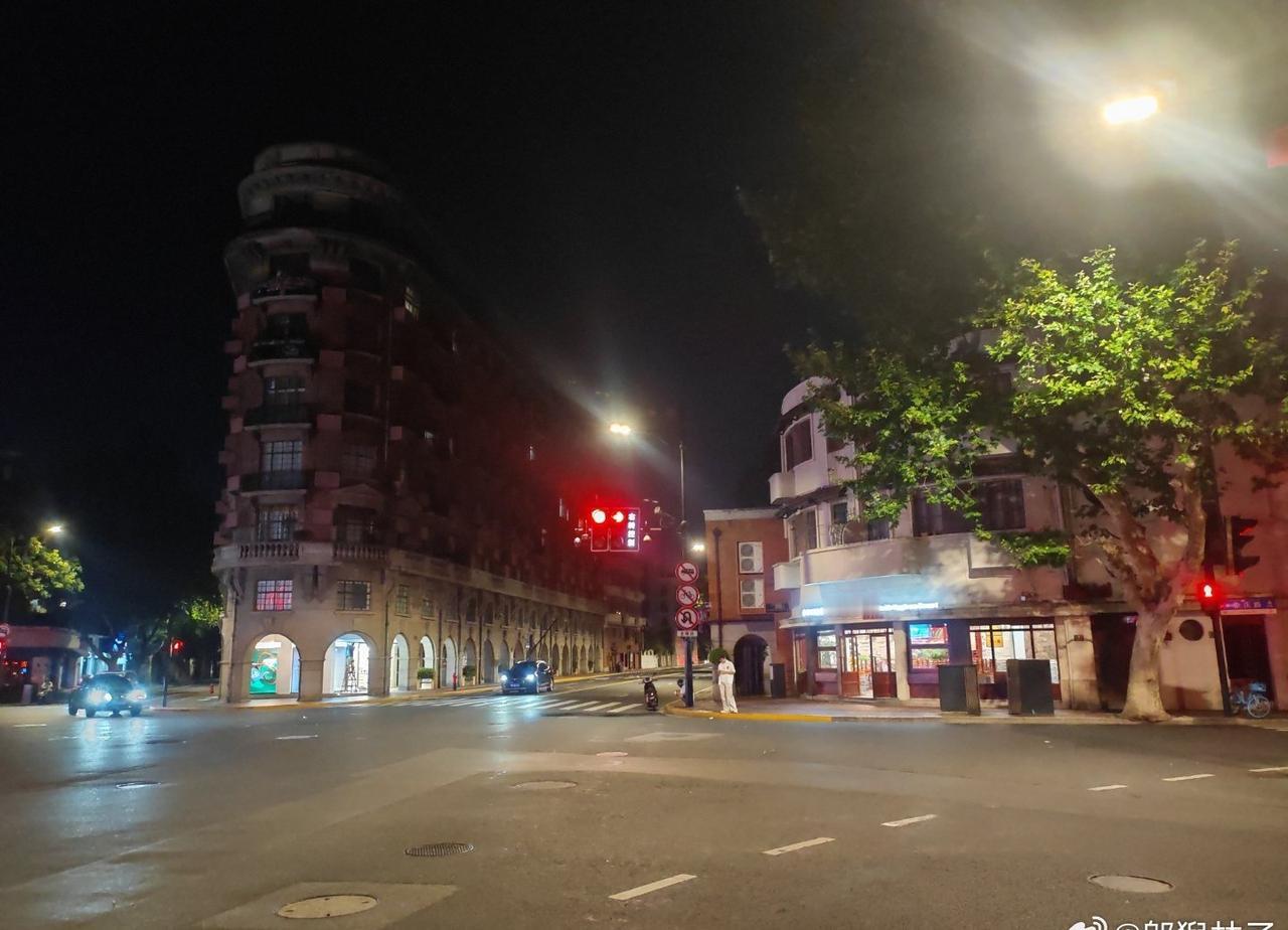 天平路路口退尽了白日的喧嚣，却消不掉闷热的暑气，播报温度、体感温度、湿度可能都较