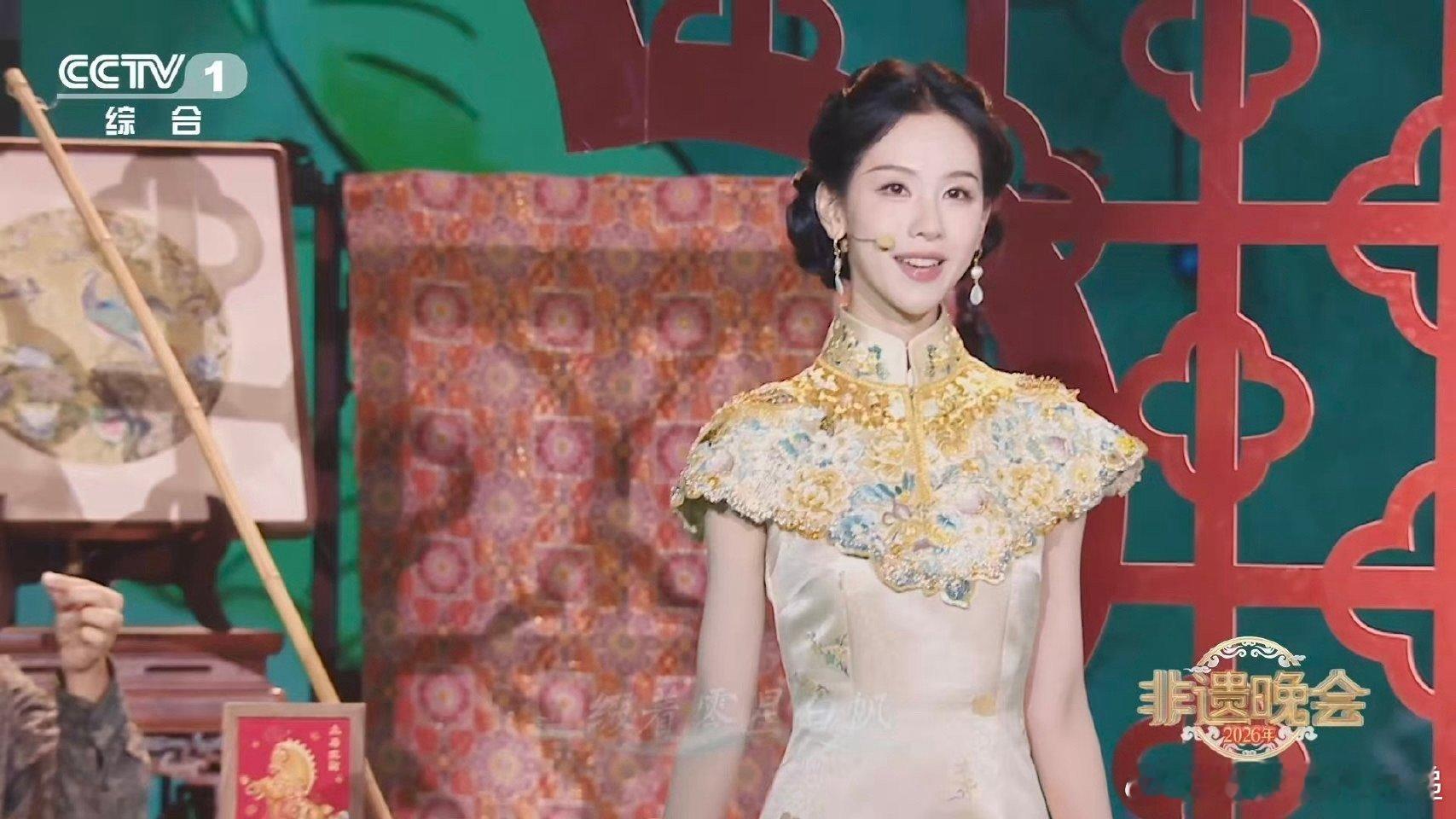 2000多小时织就的云锦旗袍有多美 她站在园林里唱烟雨行舟的样子，配上身上的非遗