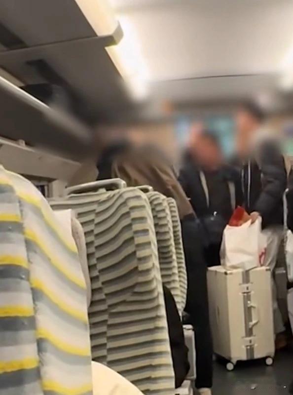 一男子高铁上想让年轻人让座被拒，怒骂：
“人就要做好事，你是人吗？蓄生！”

人