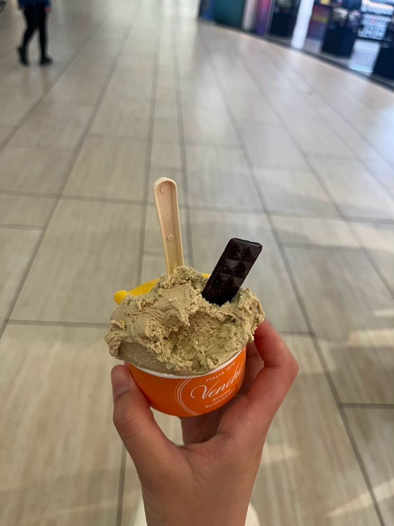虽然航班取消了 但是吃得饱饱的 在成都随便点个外卖都是我这辈子吃过最好吃的冒菜…