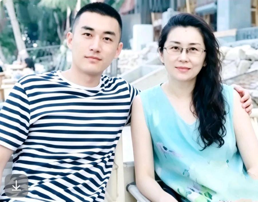 原来有个漂亮妈妈，

难怪他会这么帅。

虽然一笑还有个酒窝，

但是一点也不娘