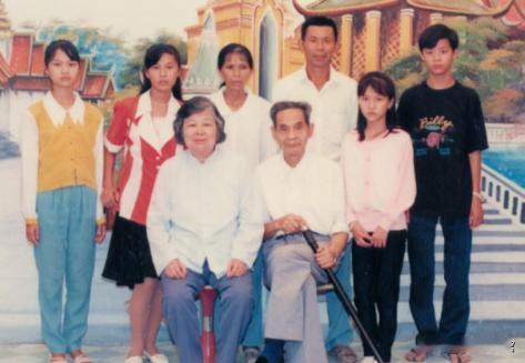 1988年，在台湾潜伏42年的地下党利用假身份回家，才知道当年新婚9天的妻子，一