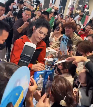 向佐 抽象赛道顶流  没想到向佐居然会成为抽象这个赛道上的顶流，说实话，在看到向