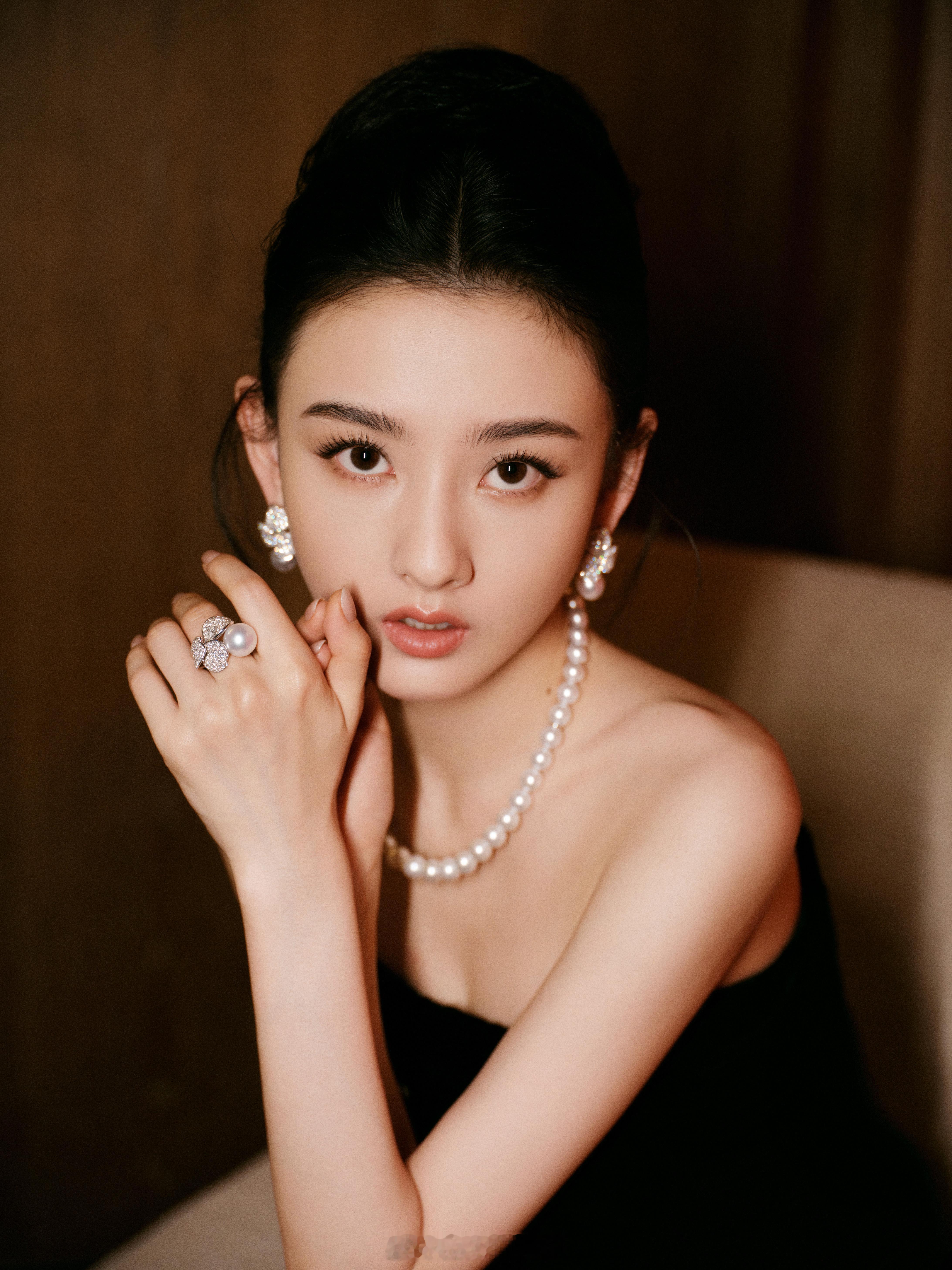 宋祖儿盘发黑色开衩裙造型 好美的一张脸 ​​​
