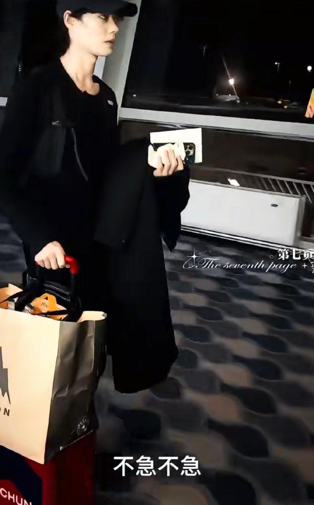 柯淳 瘦了是不是上镜好看一点 机场可爱暴击！被夸戴帽子好看秒露笑颜，主动追问的小