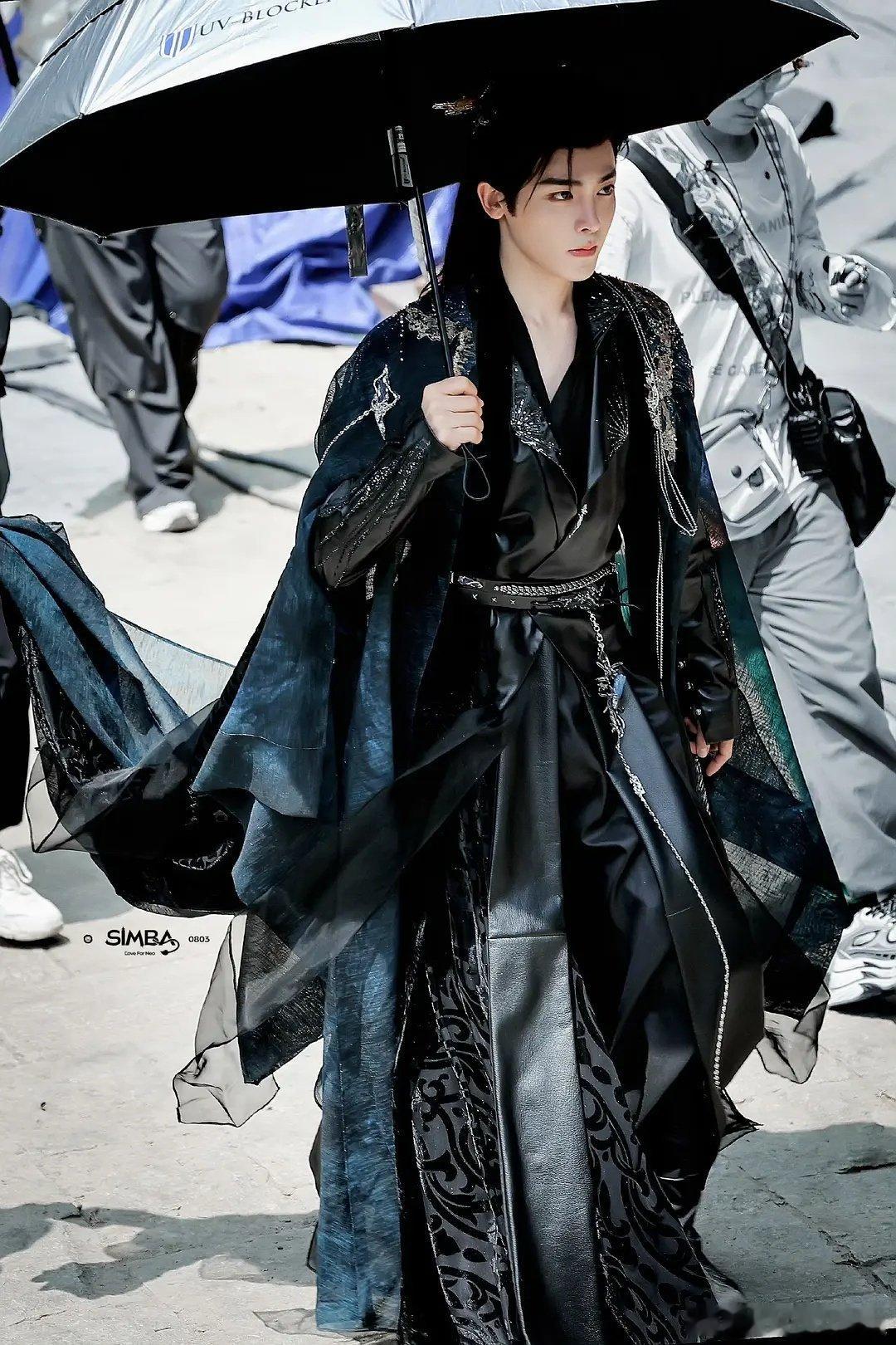 侯明昊和卢昱晓妆造稳定发挥，感觉人青云真的有爆相 ​​​