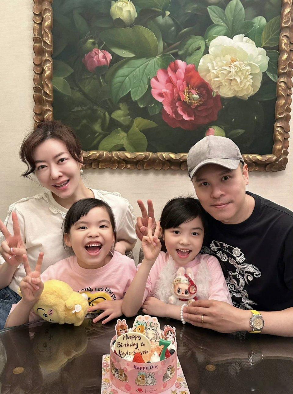 熊黛林双胞胎女儿正面照 熊黛林的一对双胞胎女儿，不得不说，这亲子鉴定费都可以省了