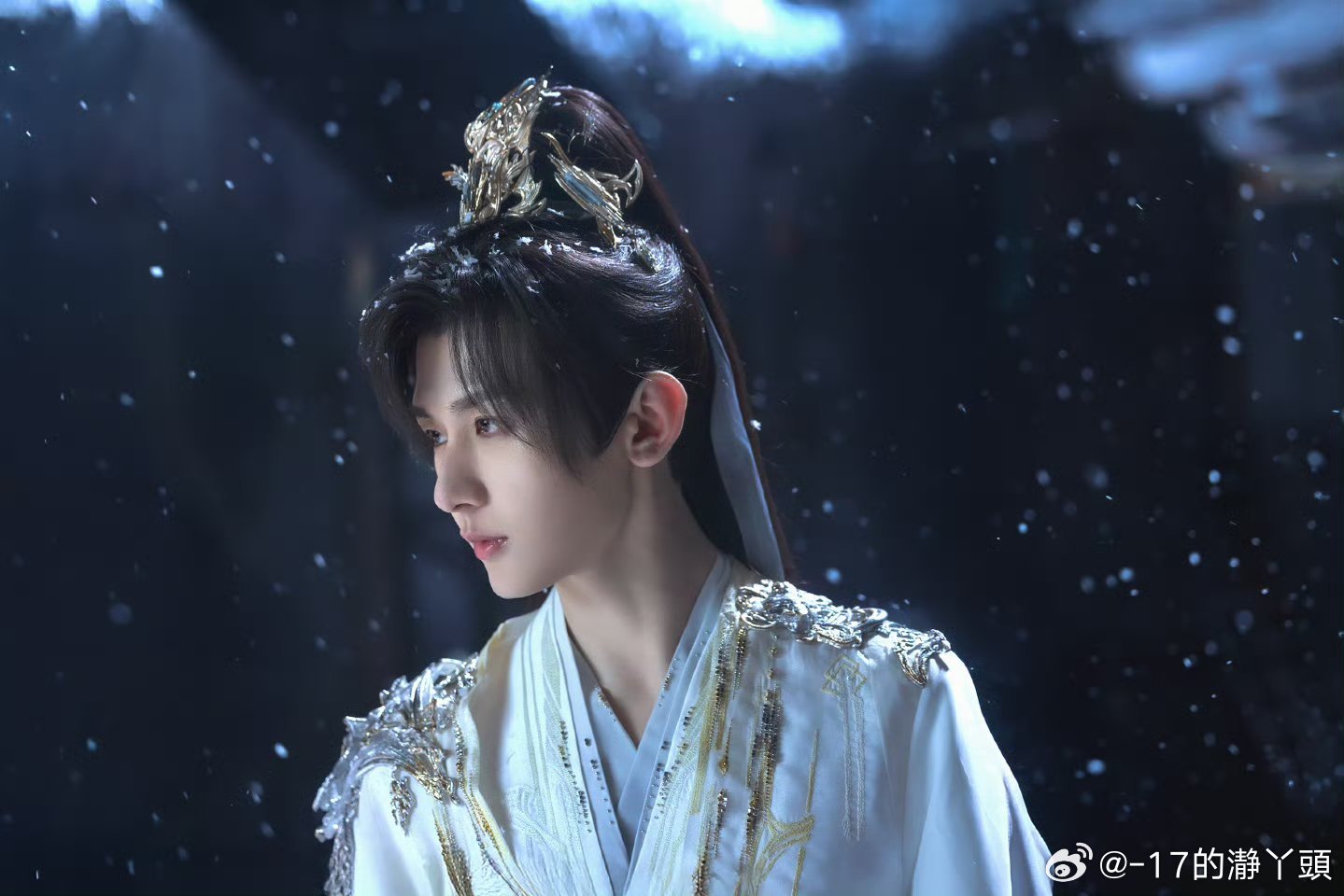 F成毅卢云cy成毅成毅，站在光下总是会有阴影，但是我们都相信你一定能突破阴影限制