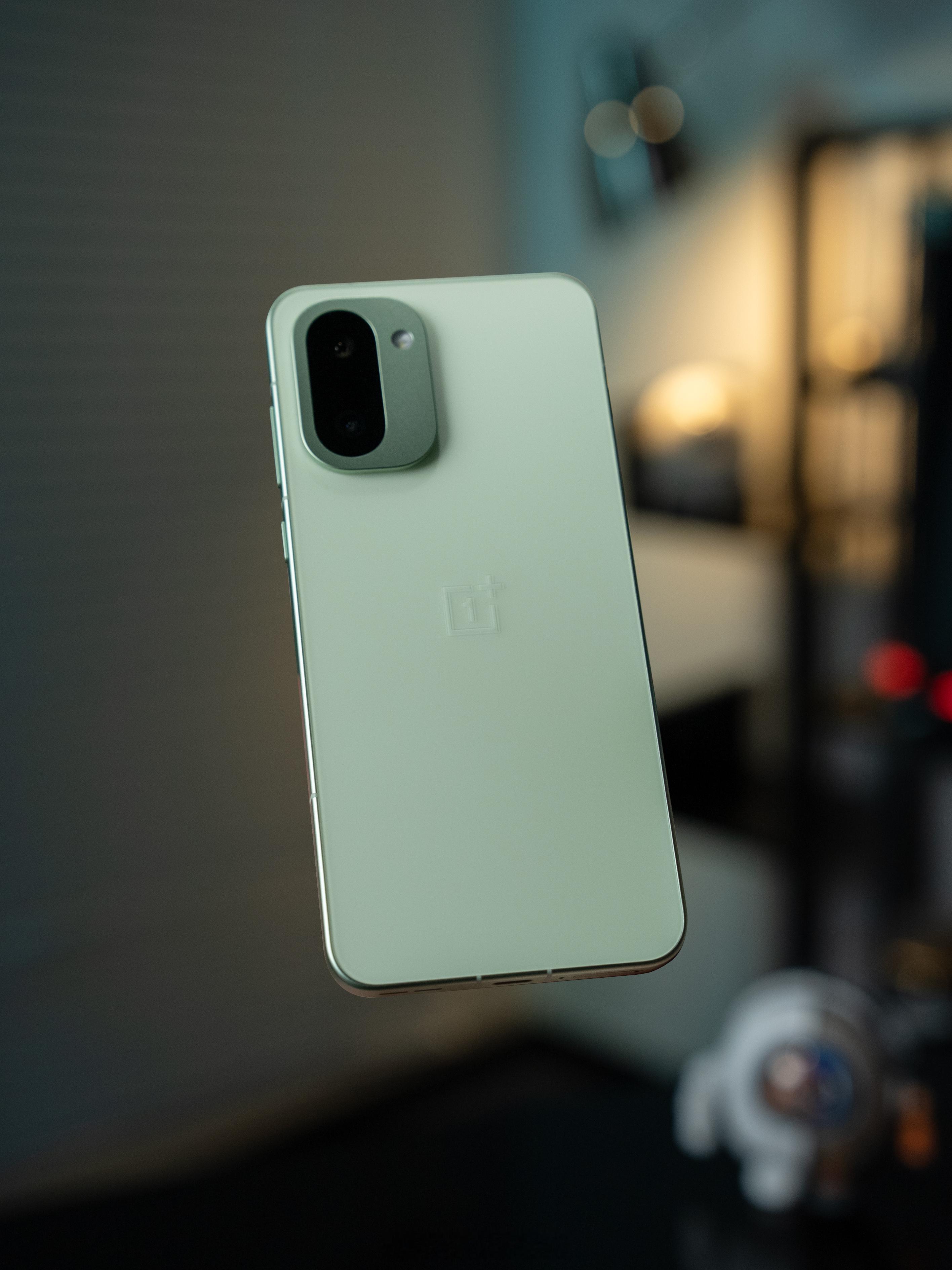 这次一加 Ace 6T 的掠影绿像它的颜色一样，在清爽下，透着一股云淡风轻，后盖