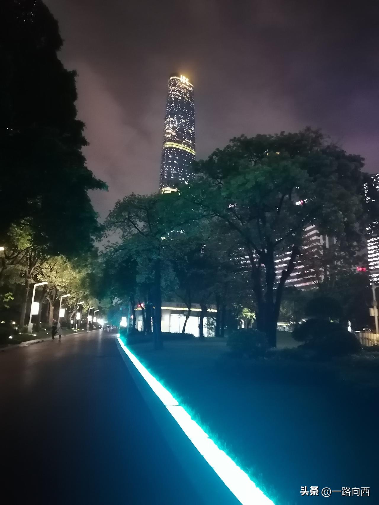 夜晚了别人睡觉了，我还在为工作而烦恼，来广州那么久了工作还没着落，每天都是在迷茫