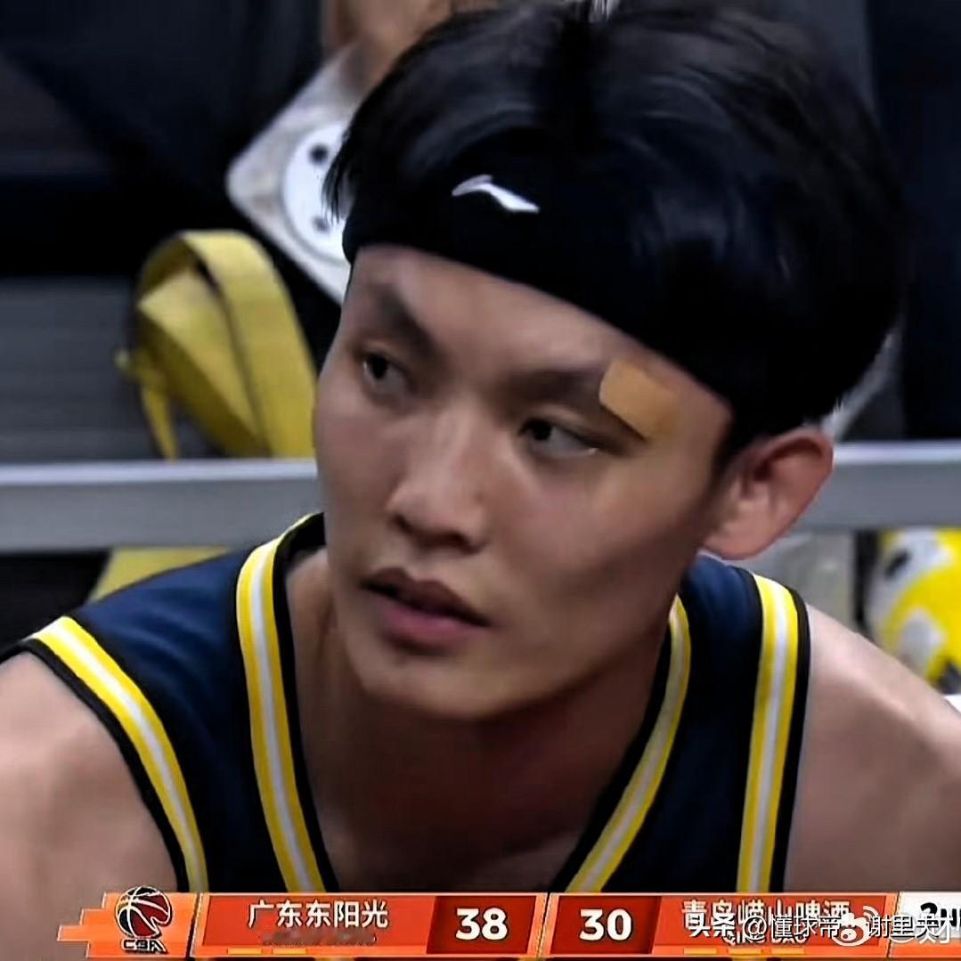 徐杰是球队真大腿无疑！胡明轩缺席的比赛，徐杰带队直接打成大腿，广东队进攻也更流畅