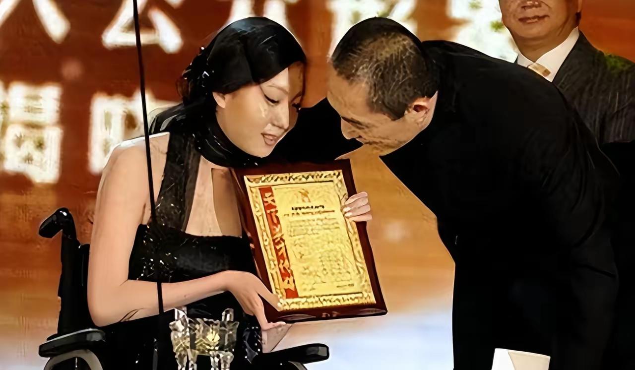 成功人士的背后 都有无数人的心酸和苦难，张导对这位女孩的愧疚和心疼。