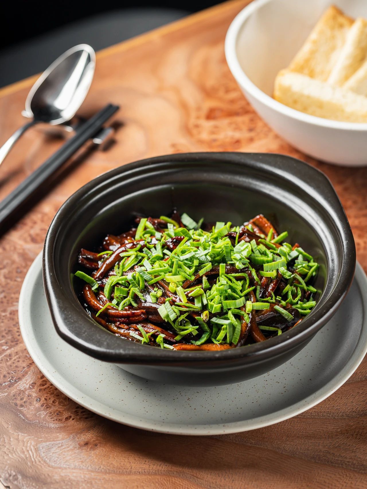 响油鳝丝：这道菜以新鲜鳝鱼为原料，经过精细的加工和烹饪，呈现出色泽深红、油润而不